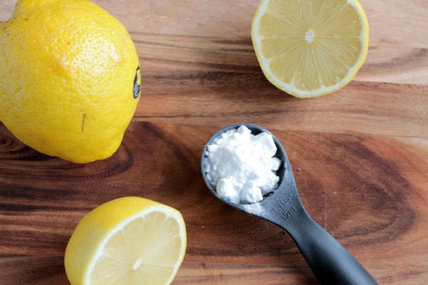 Baking soda với chanh là hỗn hợp tẩy trắng răng phổ biến hiện nay