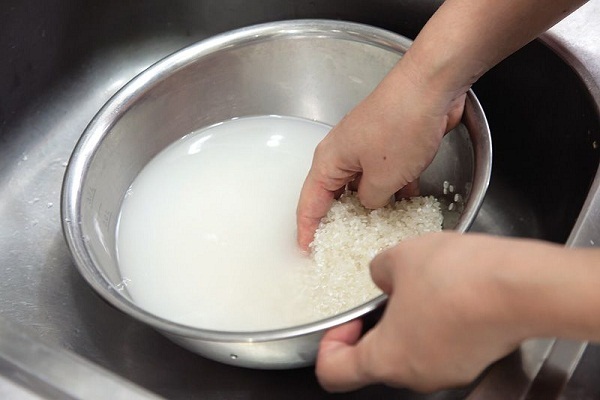 Sau mỗi bữa cơm thì phần nước vo gạo sẽ giúp bạn có một hàm răng trắng sáng hơn