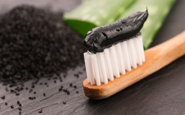 Than hoạt tính màu đen nhưng lại giúp biến hàm răng bạn trở nên trắng tinh