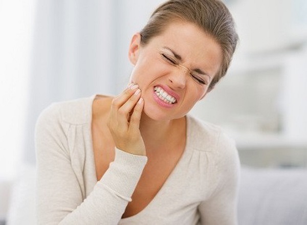 Men răng bị mài mỏng, gây ra những kích thích làm răng ê buốt