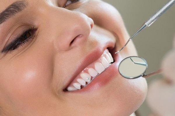 Trồng răng khểnh có đau không?