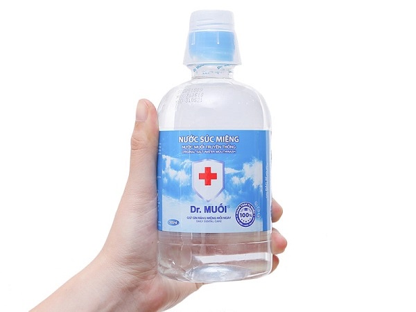 Nước muối sinh lý có nồng độ 0,9% giúp vệ sinh vùng phẫu thuật, không dùng nước muối tự pha