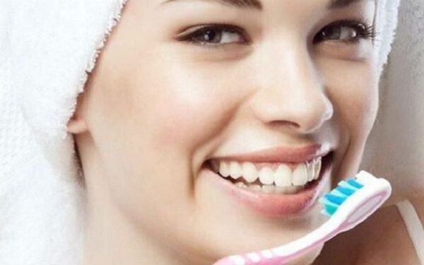 Sử dụng bàn chải lông mềm vệ sinh răng một cách toàn diện, sạch sẽ.