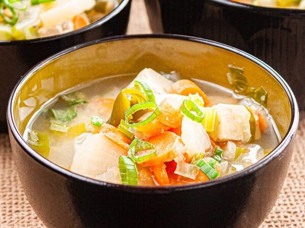Bạn nên ăn các loại thực phẩm mềm, tránh các đồ ăn cứng hoặc dai trong quá trình niềng răng